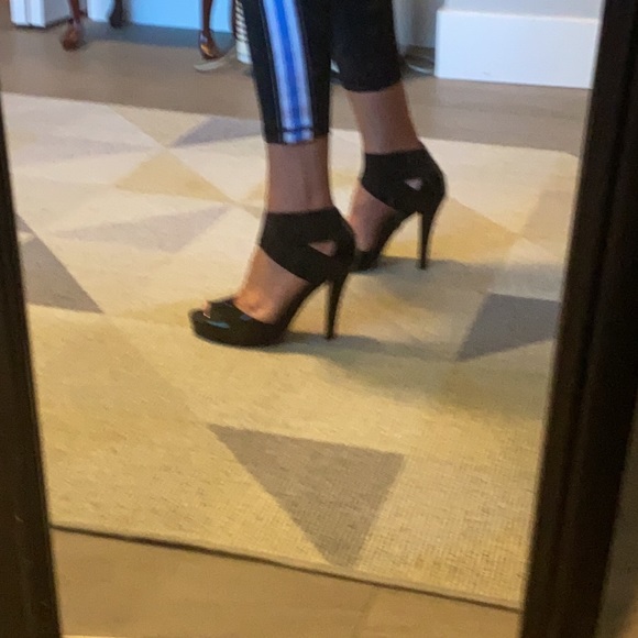BCBG MAXAZRIA black pumps. - Picture 5 of 7